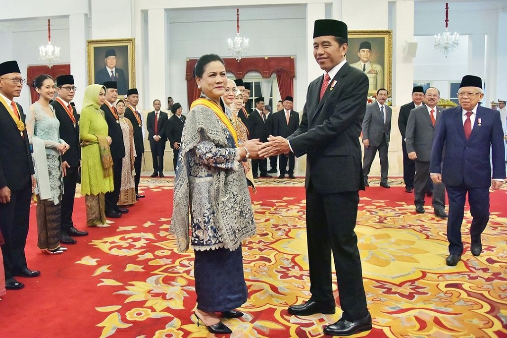Presiden Joko Widodo menganugerahkan Tanda Kehormatan Bintang Republik Indonesia Adipradana kepada Ibu Negara Iriana Jokowi, dan tanda kehormatan lainnya kepada sejumlah tokoh di Istana Negara, Jakarta, Senin, 14 Agustus 2023.