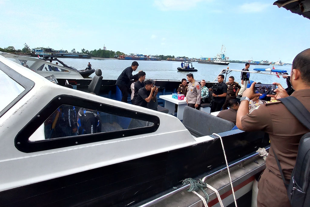 Kejaksaaan Agung (Kejagung) menyerahkan satu unik kapal cepat hasil rampasan negara senilai Rp 3,4 Miliar kepada Dipolairud Polda Babel, Selasa, 15 Agustus 2023. Kapal cepat dengan tujuh mesin tersebut diserahkan langsung kepada Kapolda Babel Irjen Yan Sultra di dermaga Polairud.