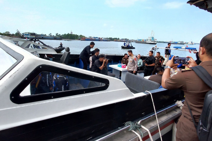 Kejaksaaan Agung (Kejagung) menyerahkan satu unik kapal cepat hasil rampasan negara senilai Rp 3,4 Miliar kepada Dipolairud Polda Babel, Selasa, 15 Agustus 2023. Kapal cepat dengan tujuh mesin tersebut diserahkan langsung kepada Kapolda Babel Irjen Yan Sultra di dermaga Polairud.