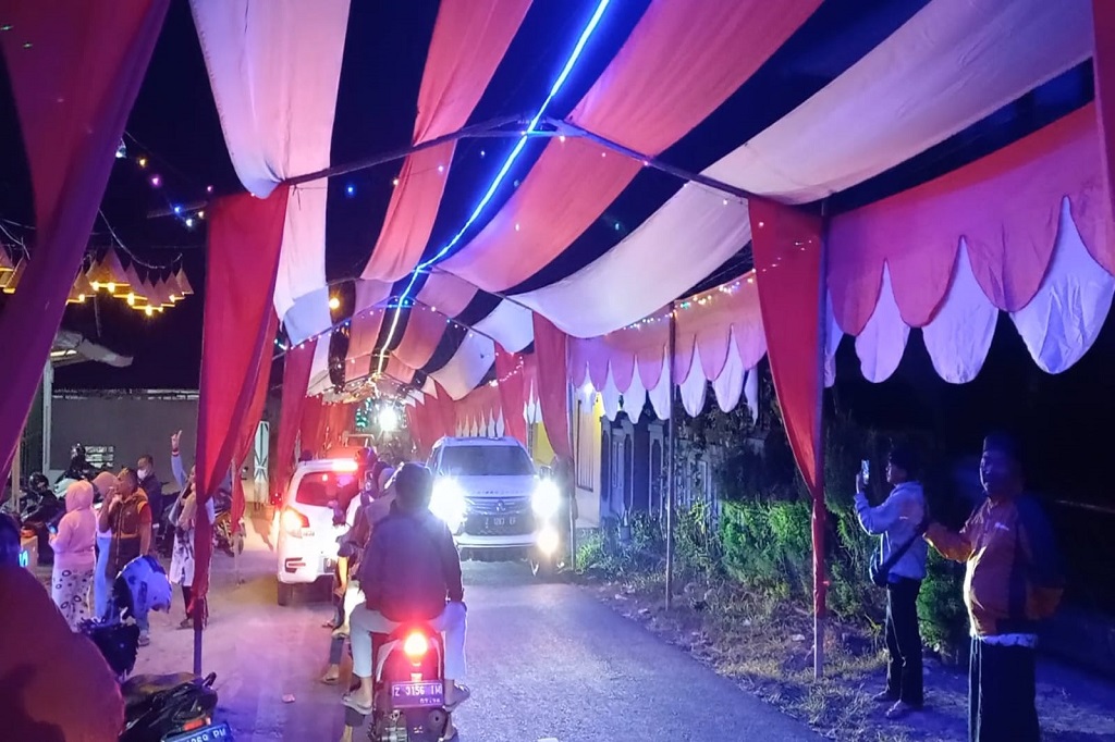 Tokoh masyarakat Badrudin, 54, mengatakan, memperingati Hari Kemerdekaan ke-78 RI di wilayahnya setiap tahun sekali telah membuat berbagai kreasi dan di 2023 menghias jalan dengan membuat dekorasi lorong merah putih hasil musyawarah warga. Namun, pembuatan lorong merah putih merupakan hasil swadaya masyarakat tanpa sponsor dan termasuknya tidak ada bantuan dari pemerintah daerah.