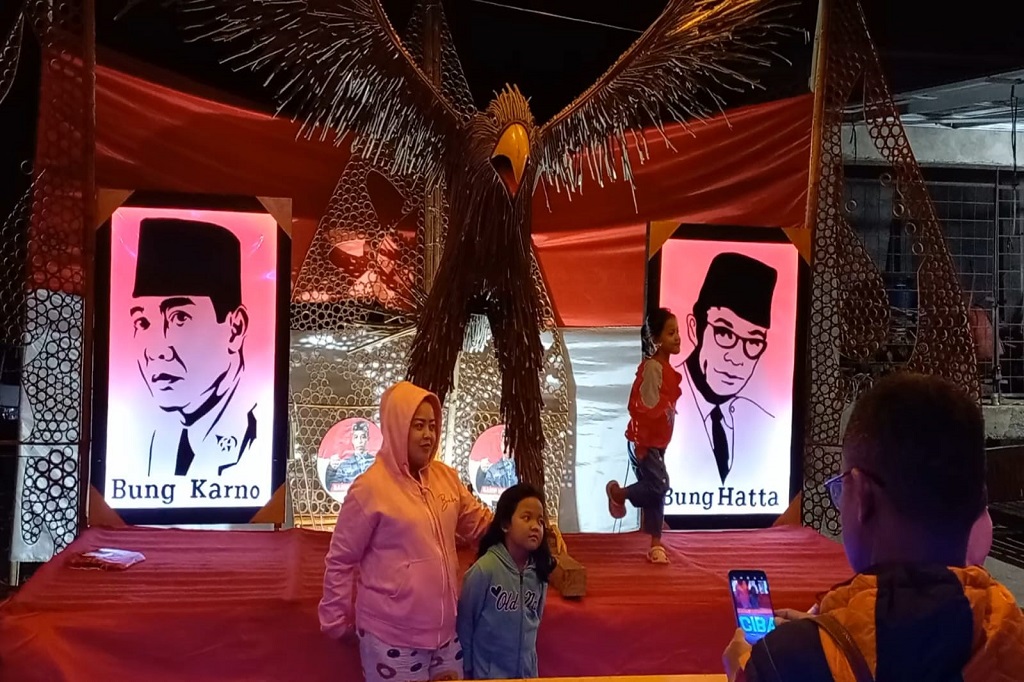 Peringatan Hari Kemerdekaan ke-78 RI, sudah terasa di Kampung Cibahong, RT 19 RW 08, Desa Sukamenak, Kecamatan Sukarame, Kabupaten Tasikmalaya. Dalam memeriahkan tersebut, warga berkreasi dan menghias jalan sepanjang 250 meter menggunakan bendera merah putih seperti lorong ditambah berbagai lampu warna-warni.