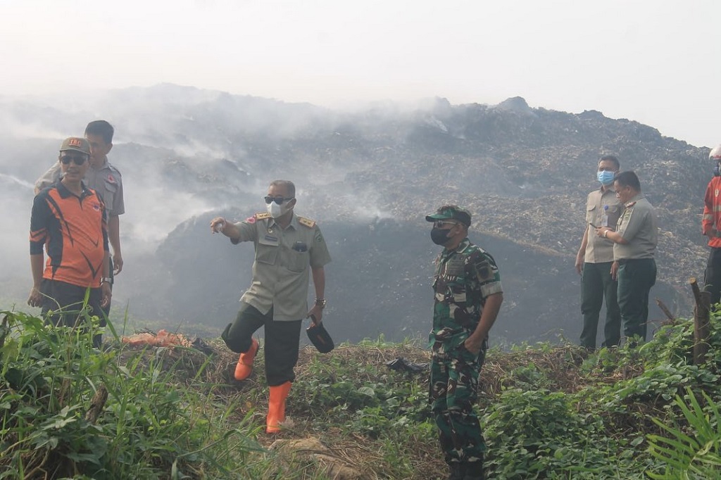 Ia bahkan turun tangan sendiri meninjau lokasi TPA Sukawinatan yang terbakar. Herman Deru juga sudah mengintruksikan untuk dilakukan water bombing di kawasan tersebut.