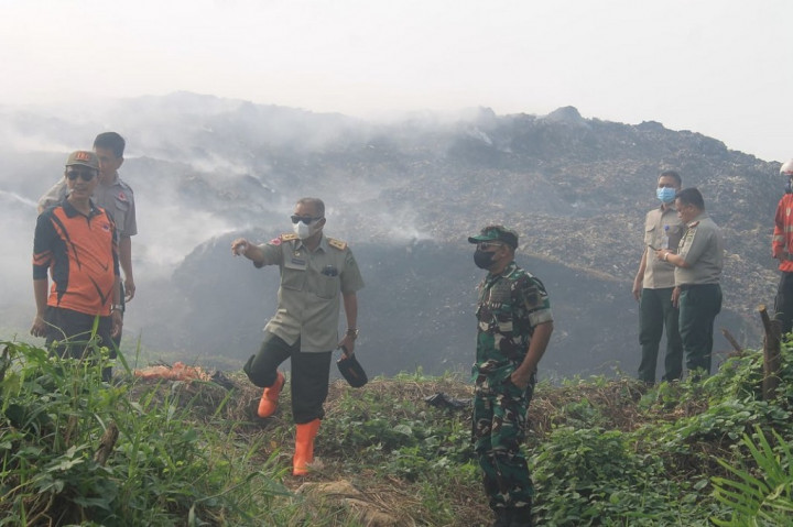 Ia bahkan turun tangan sendiri meninjau lokasi TPA Sukawinatan yang terbakar. Herman Deru juga sudah mengintruksikan untuk dilakukan water bombing di kawasan tersebut.