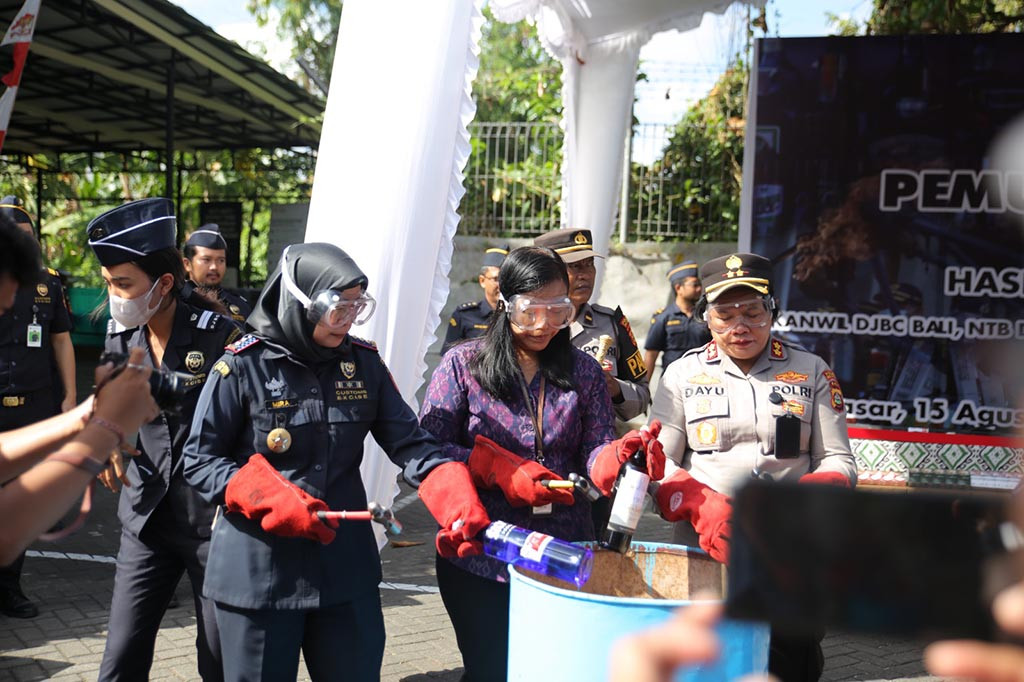 Pemusnahan digelar Selasa, 15 Agustus 2023 di Denpasar. Pemusnahan ini sebagai bentuk transparansi kepada publik dan sebagai salah satu wujud implementasi dari fungsi pengawasan. Seluruh BMN itu merupakan hasil penindakan di bidang kepabeanan dan cukai (eks aset kepabeanan dan cukai) periode Januari sampai Juni 2023 yang telah ditetapkan menjadi BMN.