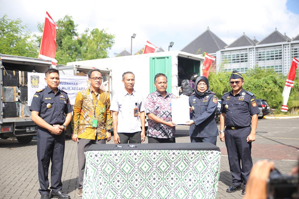 Kantor Bea Cukai Ngurah Rai Bali dan Kantor Bea Cukai Denpasar bersama dengan seluruh stakeholder lainnya melakukan pemusnahan terhadap barang milik negara (BMN) senilai Rp 3,4 miliar dan diperkirakan negara mengalami kerugian senilai Rp3,3 miliar lebih. 