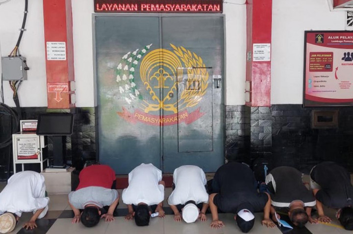 Delapan narapiidana atau Warga Binaan Pemasyarakatan (WBP) Lapas Kelas IIA Sidoarjo menikmati udara bebas usai mendapat hak integrasi berupa cuti bersyarat (CB) dan pembebasan bersyarat (PB), Selasa, 15 Agustus 2023. 