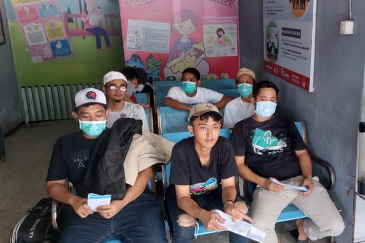 Terlihat kebahagiaan dan keceriaan pada wajah mereka karena bebas dari lapas dan bisa kumpul dengan keluarga. Ke delapan narapidana itu bahkan sujud syukur di depan pintu utama lapas yang dipimpin Faozul Ansori itu. Mereka lalu dibawa ke Balai Pemasyarakatan (Bapas) Surabaya.