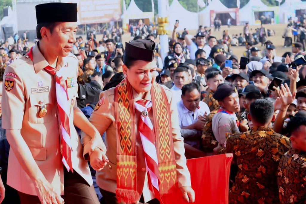 Presiden Joko Widodo dan Ibu Iriana Joko Widodo meninjau langsung kegiatan Raimuna Nasional XII Gerakan Pramuka Tahun 2023 yang digelar di Bumi Perkemahan Pramuka Cibubur, Jakarta, Selasa, 15 Agustus 2023. Berseragam Pramuka lengkap, Presiden Jokowi dan Ibu Iriana tiba di lokasi kegiatan sekitar pukul 07.26 WIB.