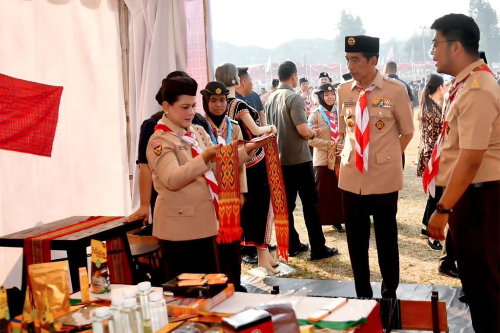 Kedatangan Jokowi dan Ibu Iriana disambut Menteri Pemuda dan Olahraga Dito Ariotedjo dan Ketua Kwartir Nasional Gerakan Pramuka Budi Waseso. Setelah itu, Presiden yang juga merupakan Ketua Majelis Pembimbing Nasional (Mabinas) Gerakan Pramuka, meninjau lapangan utama Raimuna Nasional tersebut.