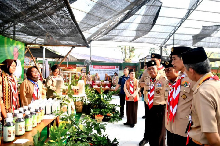 Presiden dan Ibu Negara kemudian meninjau area ketahanan pangan yang terdiri atas area perkebunan dan peternakan, serta sempat berdialog dengan sejumlah anggota Pramuka terkait pemeliharaan tanaman dan pemanfaatan barang bekas.