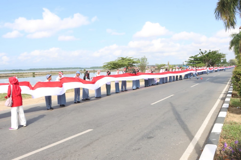 Ali mengatakan, sebanyak 17 ribu siswa-siswi SMA sambung menyambung membentangkan bendera merah putih dengan panjang 17 kilo meter yang melewati jalan protokol by pass pada dua daerah.