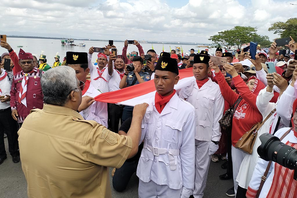 Gubernur Sulawesi Tenggara (Sultra) Ali Mazi menyebut, pembentangan bendera sepanjang 17 Km di dua daerah yakni Kota Kendari dan Kabupaten Konawe Selatan (Konsel) adalah bagian momentum
bersejarah.