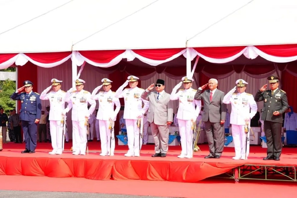 Panglima TNI Laksamana TNI Yudo Margono bersama Menteri Pertahanan (Menhan) Letjen TNI (Purn) Prabowo Subianto Sailing Pass uji kapal canggih terbaru yang dimiliki TNI dan akan memperkuat jajaran Koarmada II TNI AL, bertempat di alur Dermaga Madura Ujung, Koarmada II Surabaya, Jawa Timur, Senin, 14 Agustus 2023.