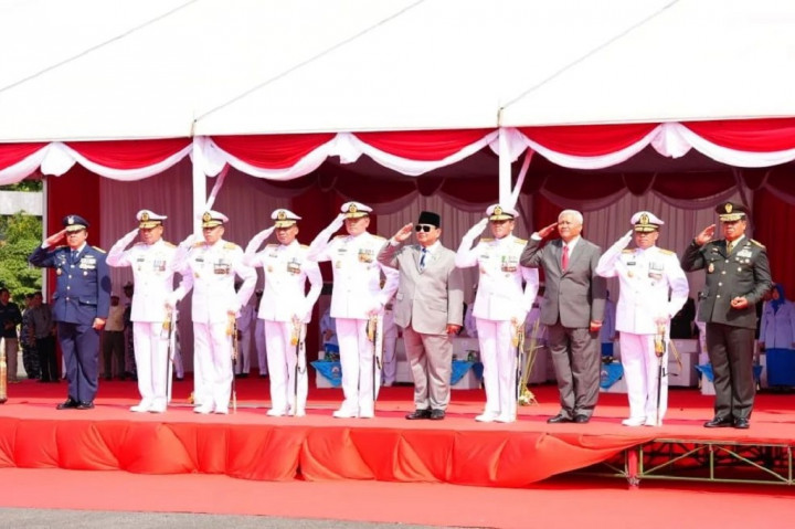 Panglima TNI Laksamana TNI Yudo Margono bersama Menteri Pertahanan (Menhan) Letjen TNI (Purn) Prabowo Subianto Sailing Pass uji kapal canggih terbaru yang dimiliki TNI dan akan memperkuat jajaran Koarmada II TNI AL, bertempat di alur Dermaga Madura Ujung, Koarmada II Surabaya, Jawa Timur, Senin, 14 Agustus 2023.