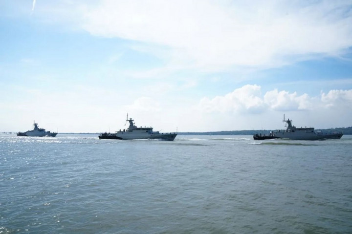 Kapal pabrikan Jerman ini berbahan dasar baja non-magnetik, memiliki degaussing system untuk mengurangi kemagnetan kapal, dilengkapi penggerak motor mesin elektrik yang mampu meminimalisir kebisingan. Kapal ini juga dilengkapi dengan Autonomous Underwater Vehicle (UAV) yang berguna untuk membantu mendeteksi dan mengidentifikasi kontak di dalam air.