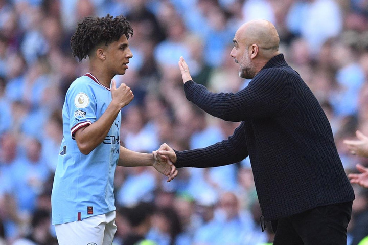 Pemain internasional Inggris U-21 Lewis, yang menjadi starter dalam kemenangan pembukaan musim sang juara di Burnley pada hari Jumat, sekarang dikontrak City hingga setidaknya 2028.