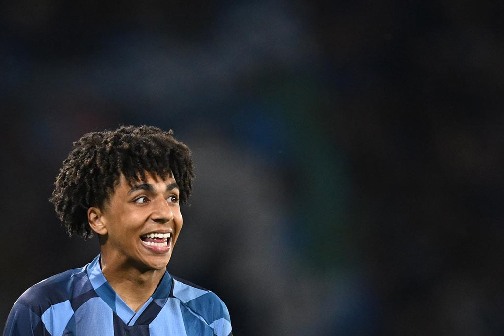 Bek muda Manchester City yang menjanjikan Rico Lewis menandatangani kontrak lima tahun 'impian' dengan pemenang treble pada hari Selasa, 15 Agustus 2023.