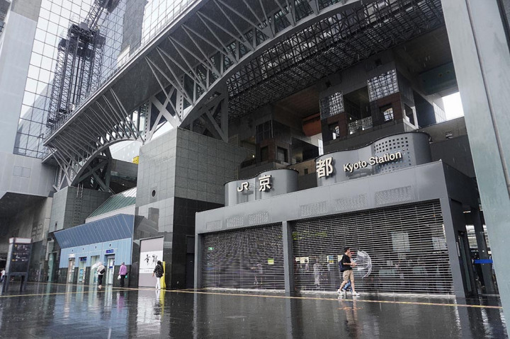 Kereta peluru ekspres ditangguhkan sesuai rencana bersama dengan ratusan penerbangan, termasuk 240 layanan Japan Airline dan 313 saingan ANA, terutama yang melayani Osaka.