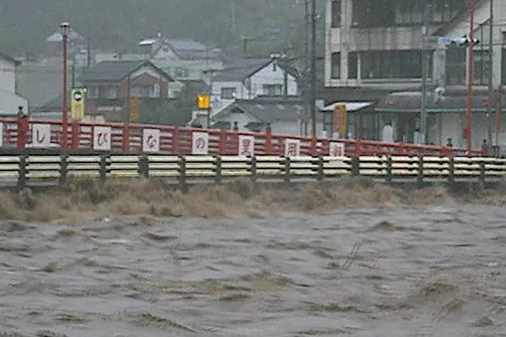 Lebih dari 180.000 penduduk di kota Jepang barat didesak untuk mencari perlindungan pada Selasa, 15 Agustus 2023 saat badai tropis melanda, meluapkan sungai dan memicu peringatan tanah longsor.