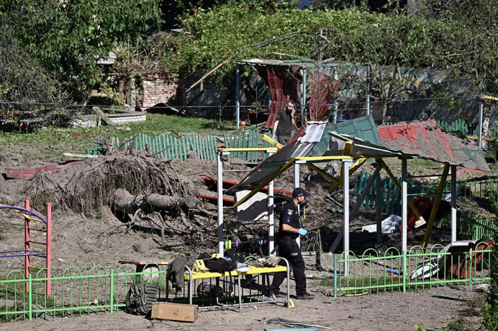 Rudal Rusia menewaskan tiga orang di kota Lutsk, Ukraina, Selasa, 15 Agustus 2023 pagi, serangan mematikan terbaru di bagian barat negara itu yang mengalami peningkatan serangan udara.
