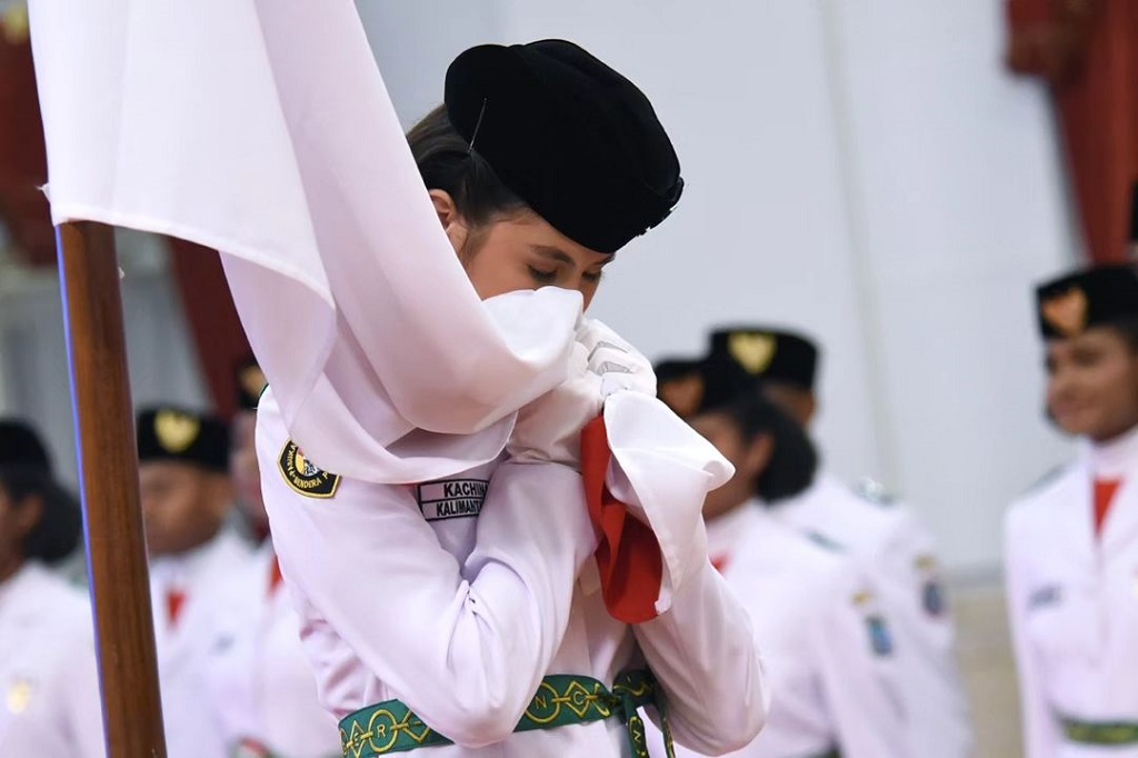 Dalam upacara tersebut, Presiden Jokowi bertindak sebagai pembina, sementara pemimpin upacara adalah seorang anggota Paskibraka 2023 bernama Kachina Ozora yang berasal dari Palangka Raya, Kalimantan Tengah.