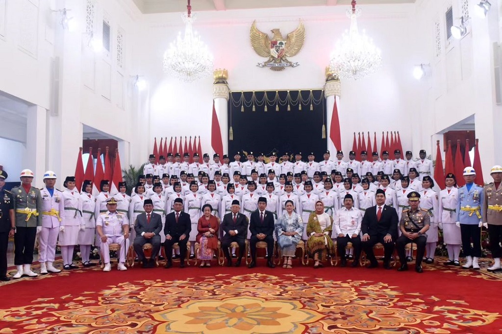 Usai pengukuhan, Presiden Jokowi secara simbolis menyematkan lencana kepada pemimpin upacara sebagai tanda pengukuhan sebagai anggota paskibraka.
