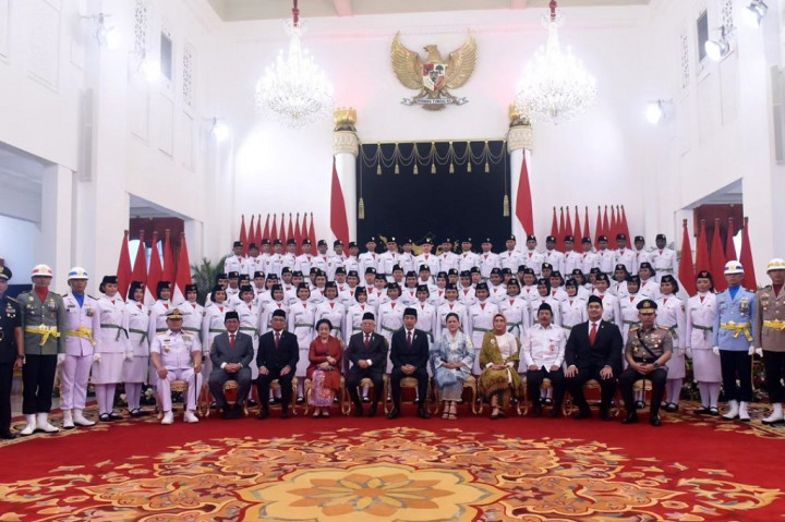 Usai pengukuhan, Presiden Jokowi secara simbolis menyematkan lencana kepada pemimpin upacara sebagai tanda pengukuhan sebagai anggota paskibraka.
