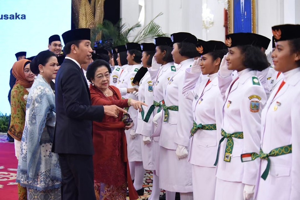 Presiden Joko Widodo mengukuhkan 76 orang anggota Pasukan Pengibar Bendera Pusaka (Paskibraka) yang akan bertugas pada Upacara HUT ke-78 Kemerdekaan Republik Indonesia di Istana Merdeka, Jakarta, 17 Agustus 2023.
