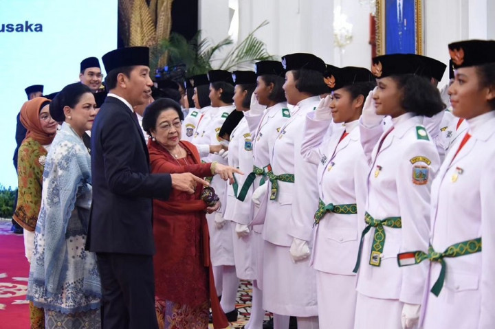 Presiden Joko Widodo mengukuhkan 76 orang anggota Pasukan Pengibar Bendera Pusaka (Paskibraka) yang akan bertugas pada Upacara HUT ke-78 Kemerdekaan Republik Indonesia di Istana Merdeka, Jakarta, 17 Agustus 2023.