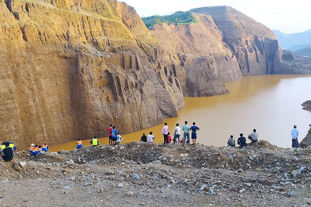 Penambangan batu giok di Myanmar adalah bisnis yang menguntungkan, tetapi industri yang tidak diatur sering dilanda kematian pekerja termasuk lebih dari 170 kematian di daerah yang sama setelah tanah longsor tahun 2020.