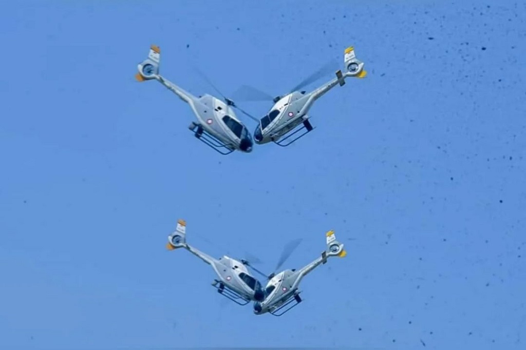 Sedangkan empat helikopter EC-120B Colibri melaksanakan manuver Udara Break Off dan Pegasus Cross pada phase 1. Pada phase 2 Dynamic Pegasus melaksanakan manuver udara berupa Windmill, Gemufamire dan Pegasus Kiss.
