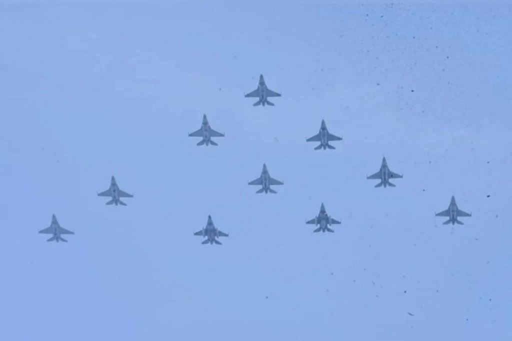 Sepuluh pesawat tempur F-16 Fighting Falcon melaksanakan flypast membentuk formasi Diamond dan Bomburst. Dilanjutkan dengan delapan helikopter tri matra TNI yang terbagi dalam dua element dengan membawa dua bendera Merah-Putih ukuran besar. Demo udara dilanjutkan dengan penampilan enam pesawat Jupiter Aerobatic Team (JAT) yang melaksanakan enam manuver udara, yakni Half Cuban, Five Card Loop, Cross Over Brake, Jupiter Wheel, dan Screw Roll, serta manuver Love and Bomburst.