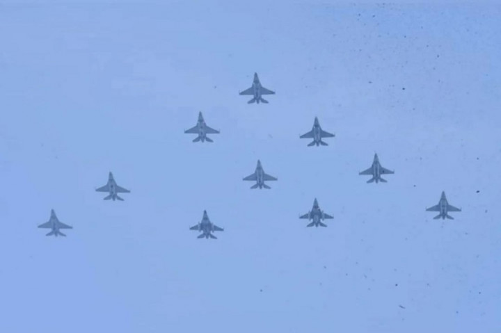 Sepuluh pesawat tempur F-16 Fighting Falcon melaksanakan flypast membentuk formasi Diamond dan Bomburst. Dilanjutkan dengan delapan helikopter tri matra TNI yang terbagi dalam dua element dengan membawa dua bendera Merah-Putih ukuran besar. Demo udara dilanjutkan dengan penampilan enam pesawat Jupiter Aerobatic Team (JAT) yang melaksanakan enam manuver udara, yakni Half Cuban, Five Card Loop, Cross Over Brake, Jupiter Wheel, dan Screw Roll, serta manuver Love and Bomburst.