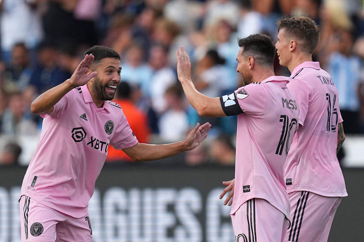 Mantan rekan setim Messi di Barcelona Jordi Alba membawa Miami unggul 3-0 di injury time babak pertama.