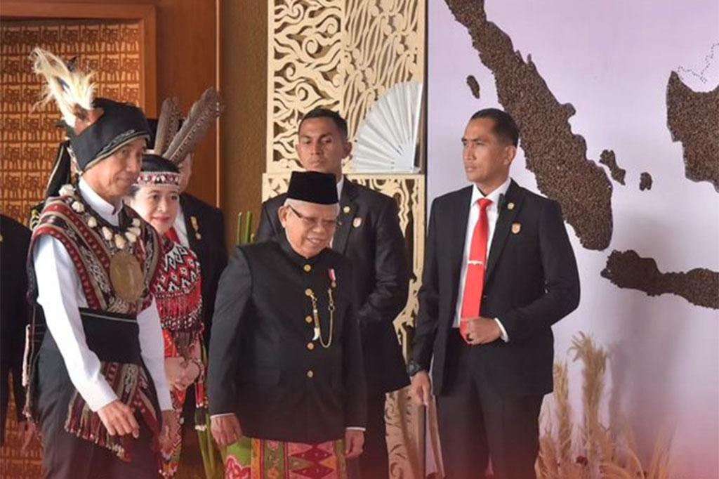 Presiden Joko Widodo dan Ibu Negara Iriana Jokowi menghadiri Sidang Tahunan MPR 2023 di Ruang Rapat Paripurna Gedung Nusantara, Kompleks Parlemen Senayan, Jakarta, Rabu, 16 Agustus 2023, dengan mengenakan pakaian adat Maluku.