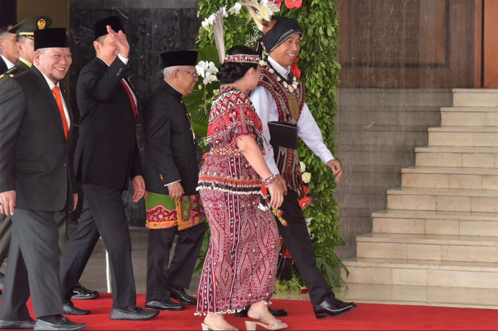 Presiden Jokowi tiba di Kompleks Parlemen sekitar pukul 08.30 WIB dengan mengenakan pakaian adat dari daerah Tanimbar, Maluku. Jokowi didampingi Wapres Ma'ruf Amin yang mengenakan baju adat Betawi dan Ketua DPR Puan Maharani yang mengenakan pakaian adat Suku Dayak.