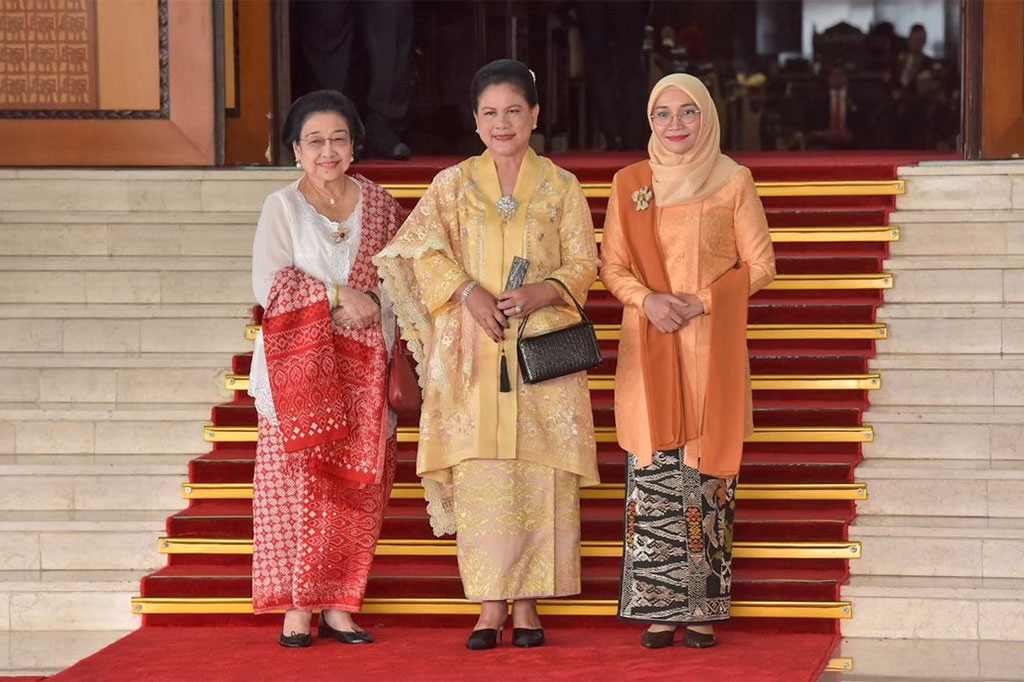 Iriana didampingi istri Wapres, Ny Wury Estu Handayani Ma'ruf Amin, dan mantan Presiden Megawati Soekarnoputri. Ny Wury mengenakan kebaya nasional berwarna coklat dipadukan dengan selendang berwarna senada dan songket Bali bernuansa gelap. Sementara Megawati mengenakan baju kebaya berwarna merah putih yang dipadukan selendang merah dan kain batik merah.