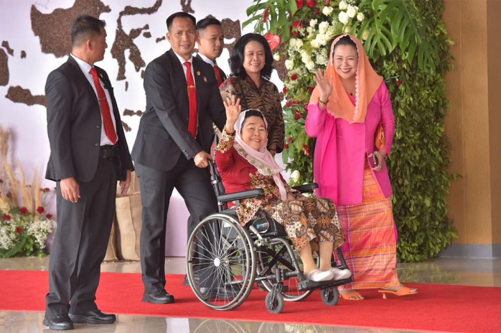 Hadir juga istri Presiden ke-4 Abdurrahman Wahid, Sinta Nuriyah Wahid yang didampingi putrinya, Yenny Wahid.