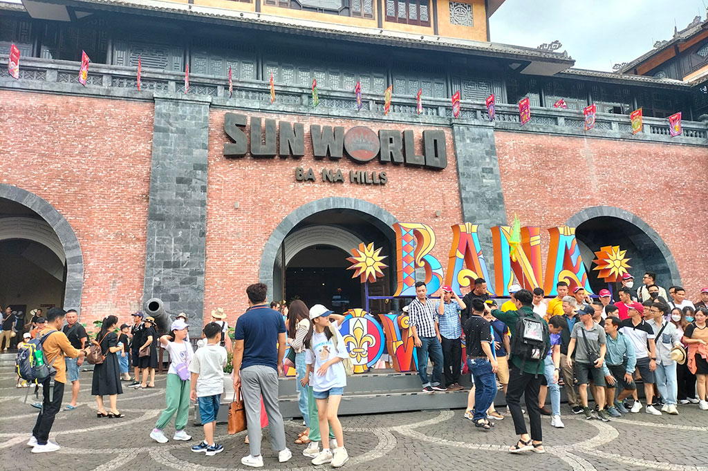 Vietnam memiliki sejumlah destinasi menarik, salah satunya Da Nang. Kota pantai yang terkenal di seluruh dunia di tengah Vietnam tersebut semakin menarik perhatian besar tidak hanya bagi wisatawan domestik tetapi juga internasional belakangan ini.
