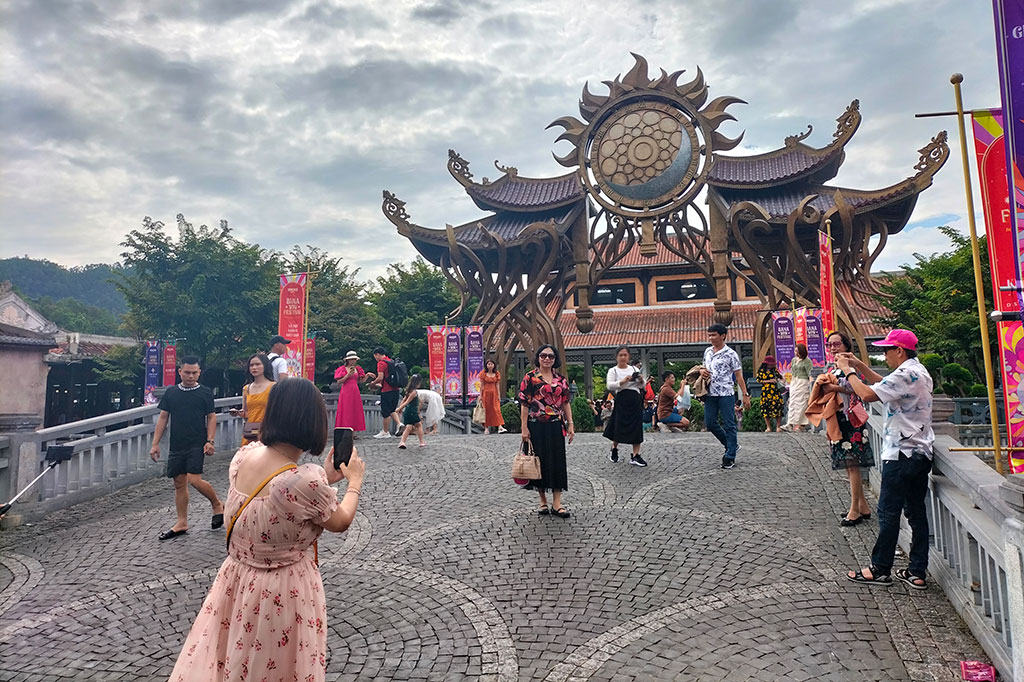 Di Da Nang, Anda bisa mengunjungi Ba Na Hills, pegunungan yang terletak di bagian barat Da Nang. Ba Na Hills berada di Gunung Ba Na dengan ketinggian 1.487 meter dari atas permukaan laut. Resor ini mengintegrasikan hotel kelas atas, kereta gantung, dan taman hiburan.