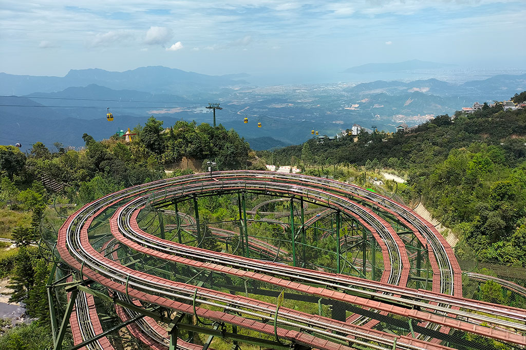 Ba Na Hills memiliki sistem kereta gantung terpanjang dan tertinggi di dunia, dan merupakan pemegang rekor Guinness. Butuh waktu 28 menit untuk seluruh perjalanan sejauh 5 kilometer. Anda bisa melihat gunung kota, hutan, dan air terjun, dan Anda dapat merasakan suhu empat musim dalam waktu setengah jam.