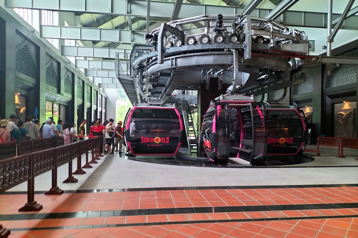 Harga tiket kereta gantung untuk dewasa adalah 900.000 VND atau sekitar Rp575.000, dan untuk anak 1 sampai 4 meter adalah 750.000 VND atau sekitar Rp480.000.Tersedia juga makanan buffet dengan ratusan pilihan makanan yang lezat, namun perlu merogoh kocek 350.000 VND atau sekitar Rp224.000.