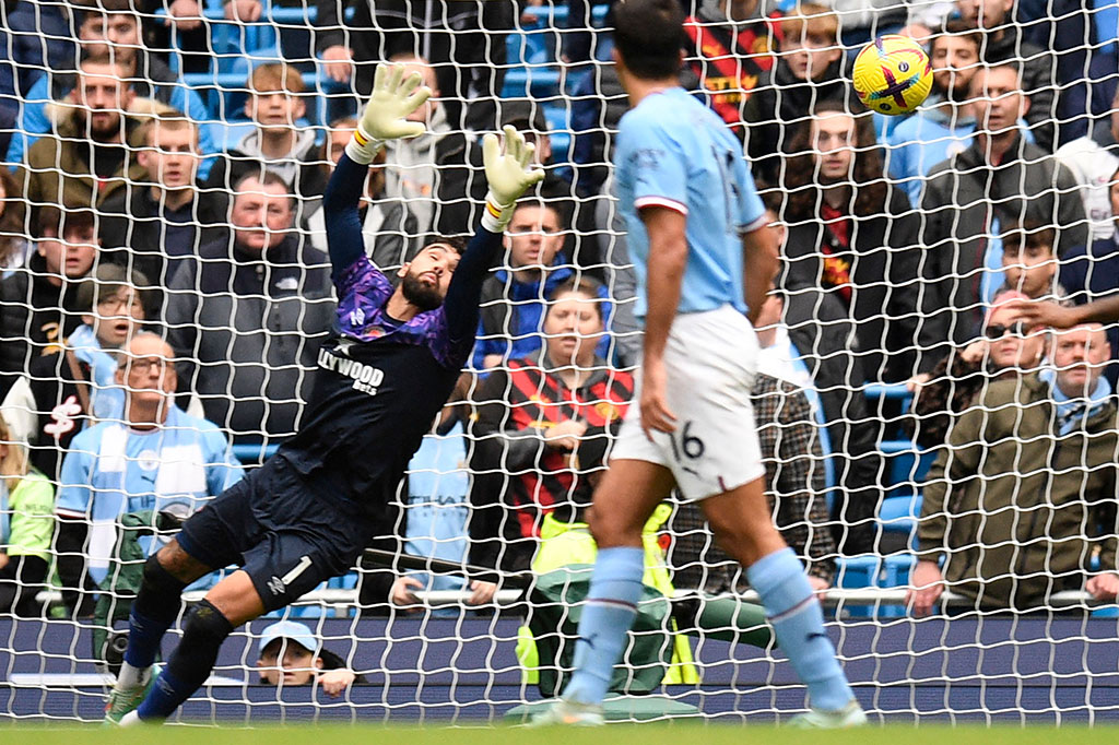 David Raya telah memainkan 38 pertandingan di Liga Premier Inggris untuk Brentford musim lalu dan performanya mendapatkan banyak pujian.
