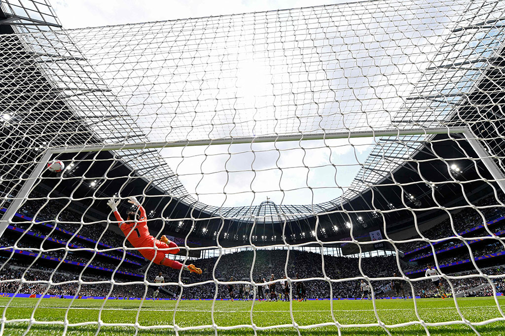 Kedatangan kiper timnas Spanyol itu ke Arsenal akan memberikan persaingan menarik untuk menjadi penjaga gawang utama dengan Aaron Ramsdale.