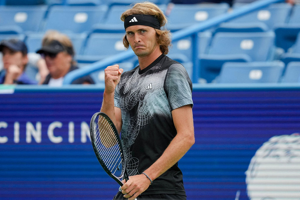 Alexander Zverev berhasil melaju ke babak kedua turnamen Cincinnati Open usai mengalahkan sesama mantan juara turnamen Grigor Dimitrov 6-2, 6-2, di Ohio, Selasa, 15 Agustus 2023 waktu setempat.