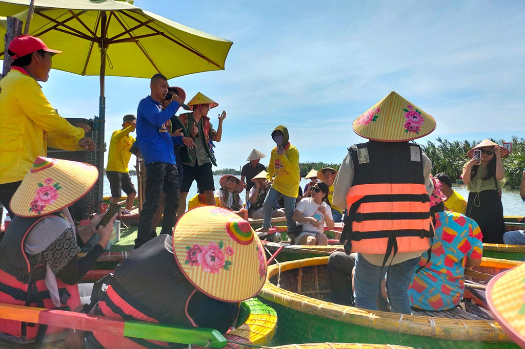 Vietnam memiliki sejumlah destinasi menarik, salah satunya Da Nang. Tak hanya Da Nang, kita juga bisa mengunjungi Kota Hoi An yang terletak di bagian tengah Vietnam (Provinsi Quang Nam) dengan perjalanan selama 40 menit dengan mobil dari Da Nang.