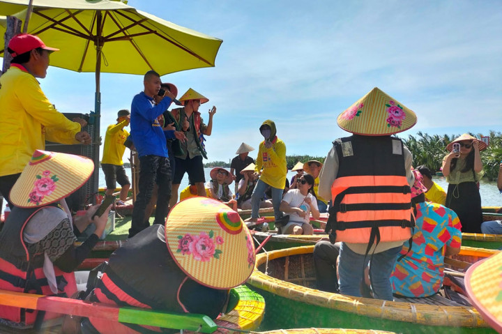Vietnam memiliki sejumlah destinasi menarik, salah satunya Da Nang. Tak hanya Da Nang, kita juga bisa mengunjungi Kota Hoi An yang terletak di bagian tengah Vietnam (Provinsi Quang Nam) dengan perjalanan selama 40 menit dengan mobil dari Da Nang.