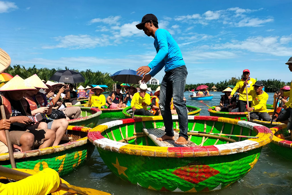 Datang ke Hoi An, tidak hanya menikmati suasana kota tuanya, kita juga bisa mencoba naik perahu berbentuk kelapa, jaraknya sekitar 3 km dari kota kuno Hoi An.