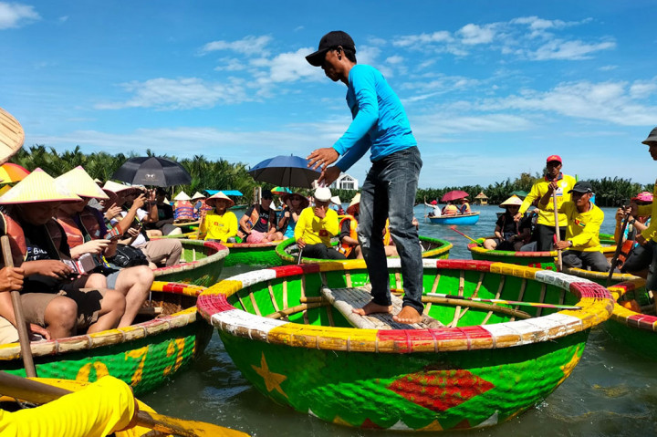 Datang ke Hoi An, tidak hanya menikmati suasana kota tuanya, kita juga bisa mencoba naik perahu berbentuk kelapa, jaraknya sekitar 3 km dari kota kuno Hoi An.