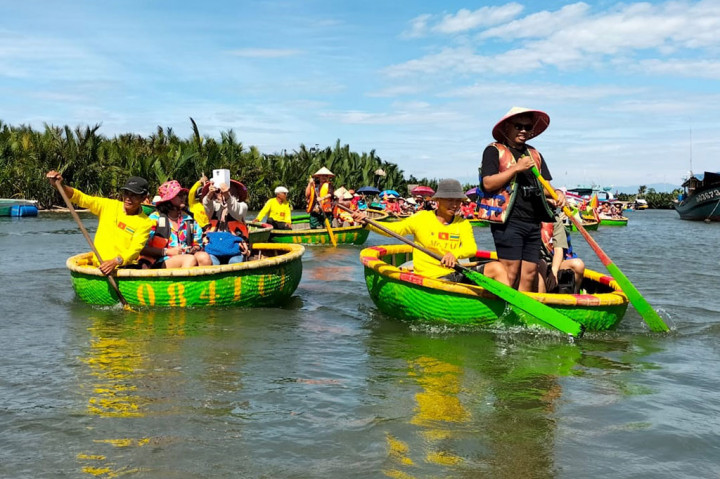 Selama wisata perahu ini, pengunjung disuguhkan dengan atraksi dari pengemudi perahu yang menggoyang dan memutar-mutar perahu di tengah sungai. Mereka juga kerap meneriakkan yel-yel semangat sepanjang perjalanan, mengajak para wisatawan ikut meneriakkan yel-yel, menambah semarak wisata ini.